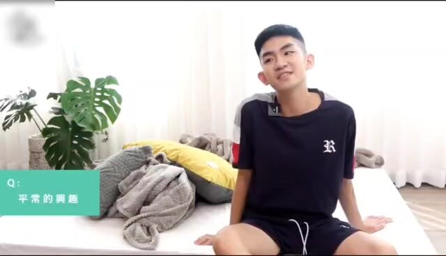 超帅男模小哥飞机射完后被采访记录