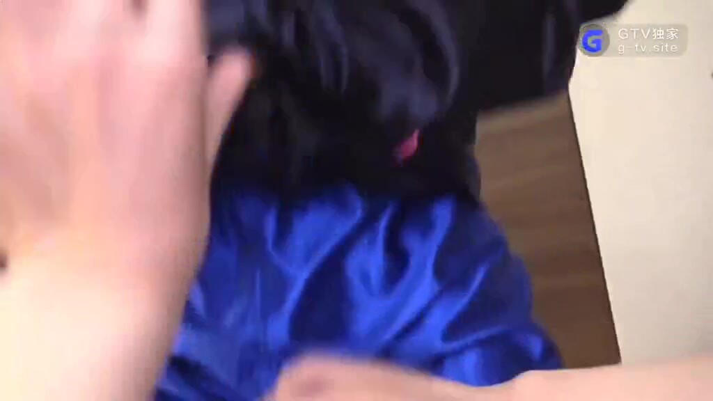 哥哥发现体育生弟弟藏起来的假屌,想让弟弟陪自己做一次 上集