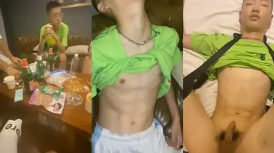 喜欢很久的同学直男,聚会结束回酒店睡觉,趁机把他上了！