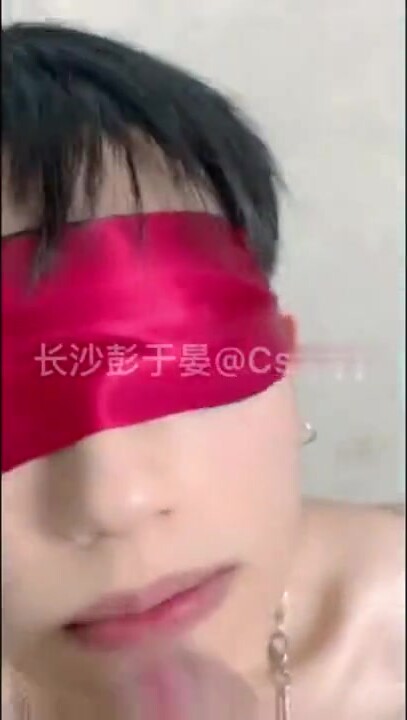 壮汉调教打桩颜射18鲜肉帅哥,射的太多被呛到了！