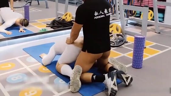性瘾小狼健身房看到学员的翘臀,见色起意,扒开学员裤子直接在健身房开操