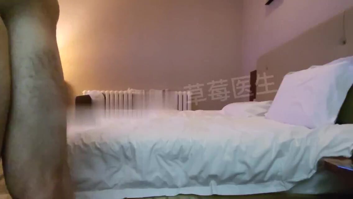 推特草莓医生私下嗨操粉丝,大屌在逼里疯狂冲刺,淫乱连连玩到内射,让这骚逼带着精液回家