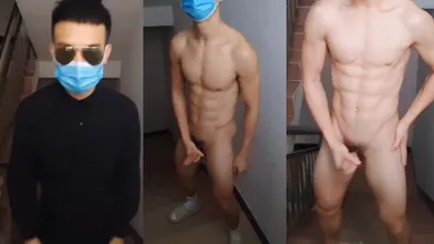 暴露狂中年肌肉直男,在公用楼道中全裸自慰寻求快感