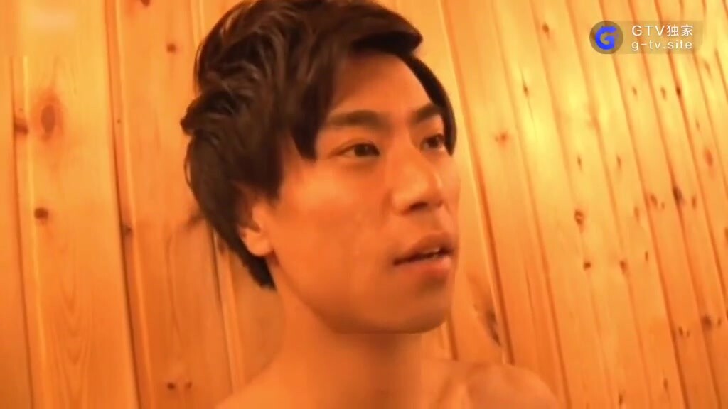 桑拿室中,客人幻想艹弄帅气服务员的身体 上集