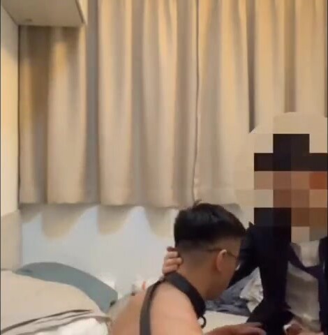 正装帅伪1调教肌肉教练狗,揉胸舔菊深喉骚气满满,最后大反差被肌肉狗反攻,强辦开菊花被操得啊啊淫叫