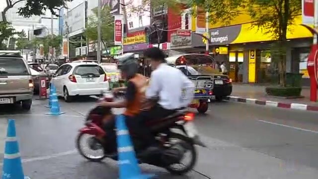 泰国青涩校园剧_ 学生之间秀恩爱,在床上拍拍学长把学弟干爽