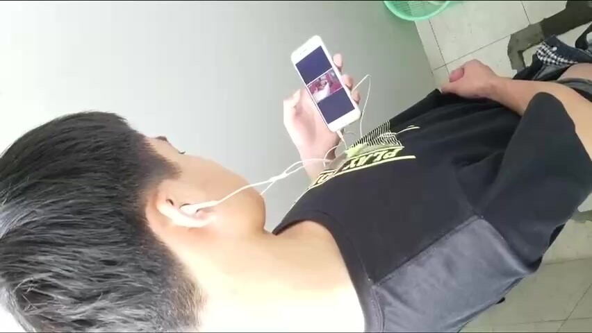 宿舍楼厕所蹲守泄欲同学第四弹,怼脸拍和同学一起看A片