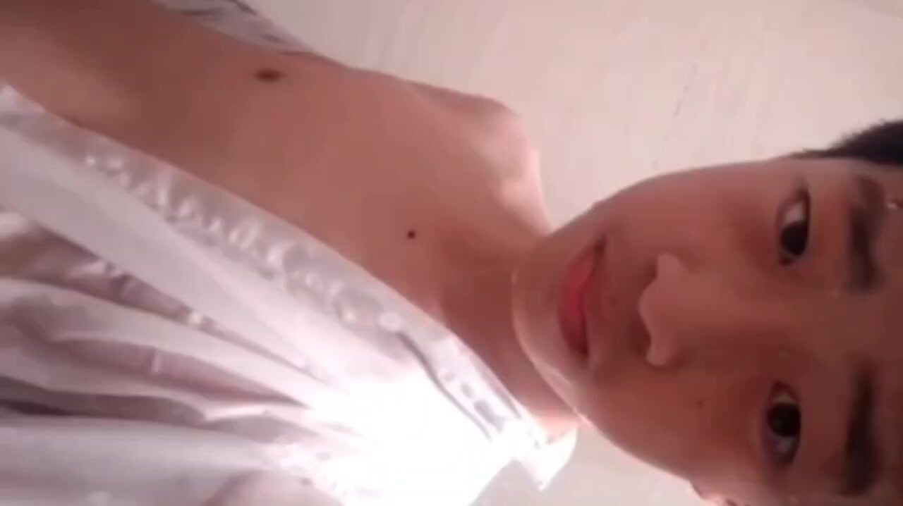 超帅小鲜肉浴室打飞机,湿身诱惑弟弟还大