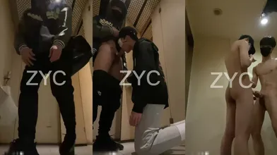 ZYC以晨-商场卫生间里和小帅哥互操同射