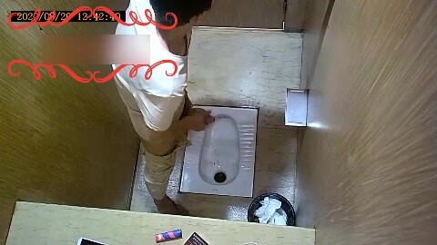 【完整版】大学偷窥直男去厕所泄欲,鸡巴还那个大