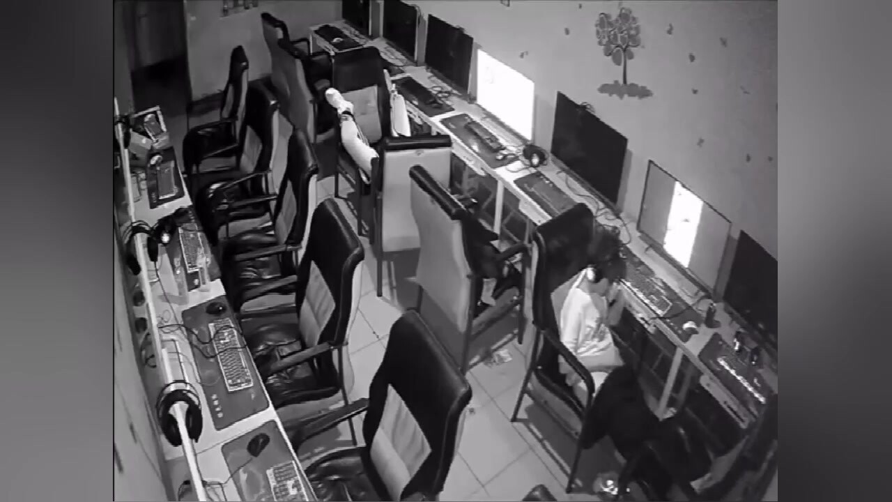 【推荐上集】学校监控实录,青春期的躁动(二)