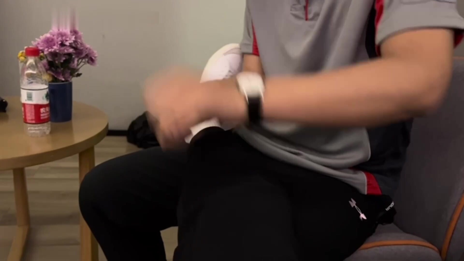 【推荐上集】顺丰小哥哥被迫营业,酒店开房基情,大鸡巴被无套干射