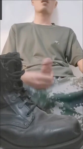 八块腹肌武警哥哥在家和战友偷情