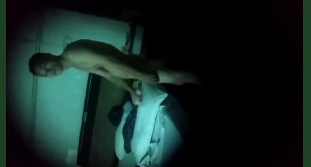 出租屋打孔偷看直男泄欲,超级大鸟小伙要操逼