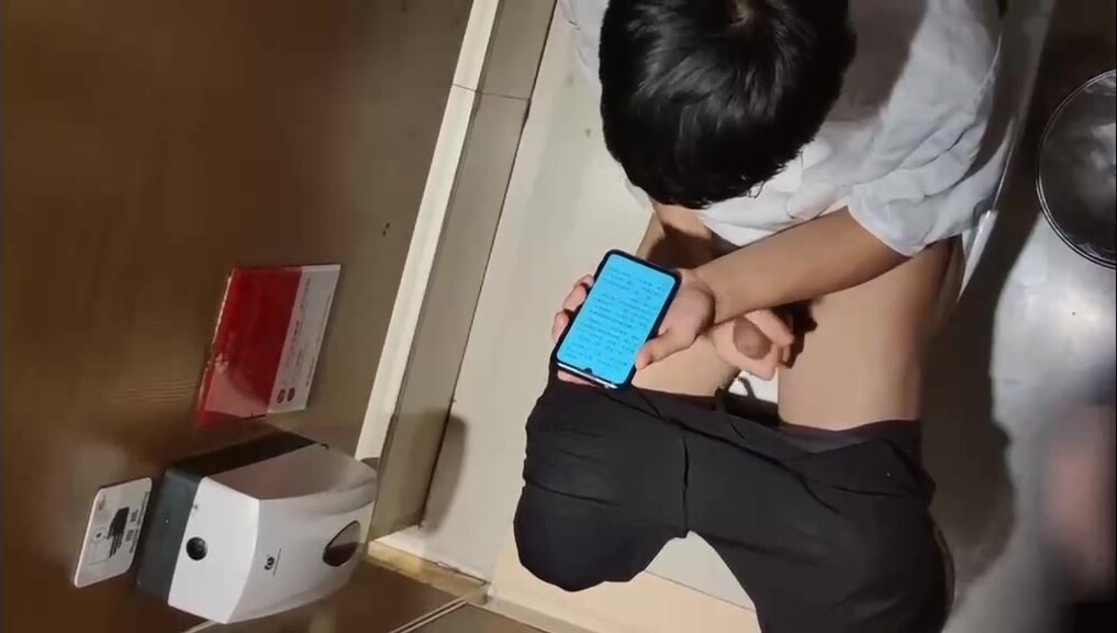 宿舍楼厕所蹲守泄欲同学第七十一弹