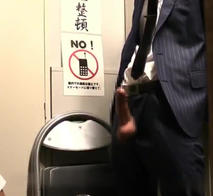 大叔勾引正装业务员,直男禁不住诱惑被掏鸟深喉,喷出的精液好浓啊
