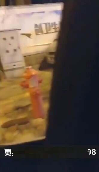 情侣大街上做爱,路人也想参与,没想到被偷拍泄露