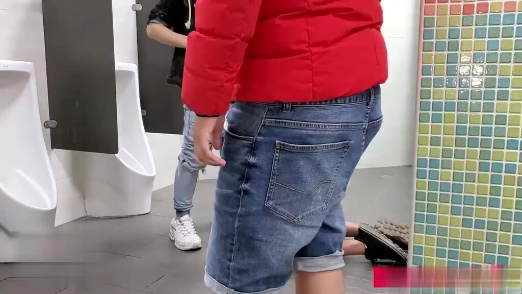 深夜遛狗公厕里勾引小直男
