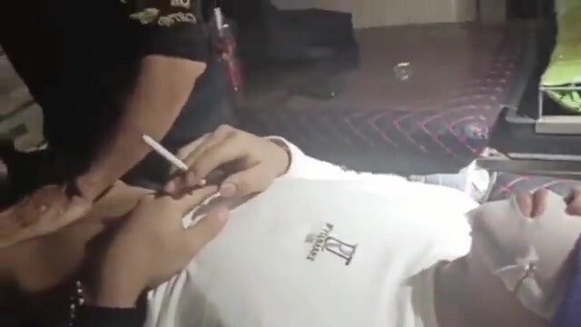 (真实美发店勾引) 街边理发店色情服务前列腺按摩各种搭讪暗示_成功勾引玩射小哥