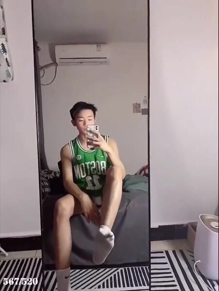 [福利版] 18岁可爱小弟弟打完球,鸡巴硬邦邦
