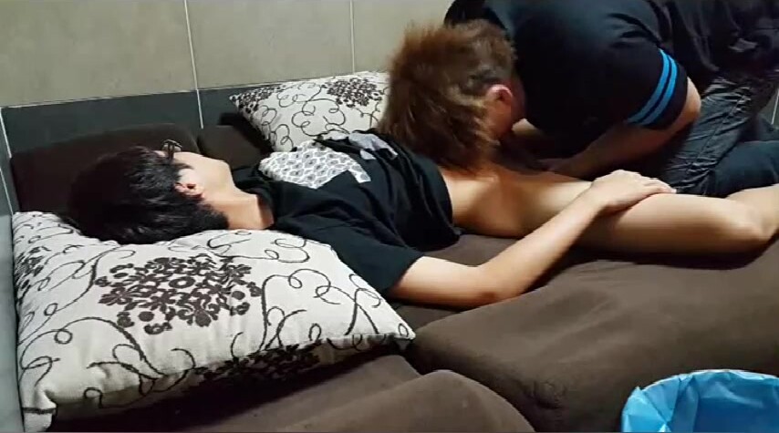 【推荐上集】18岁处男表弟,被表哥诱导迎接肉棒破处