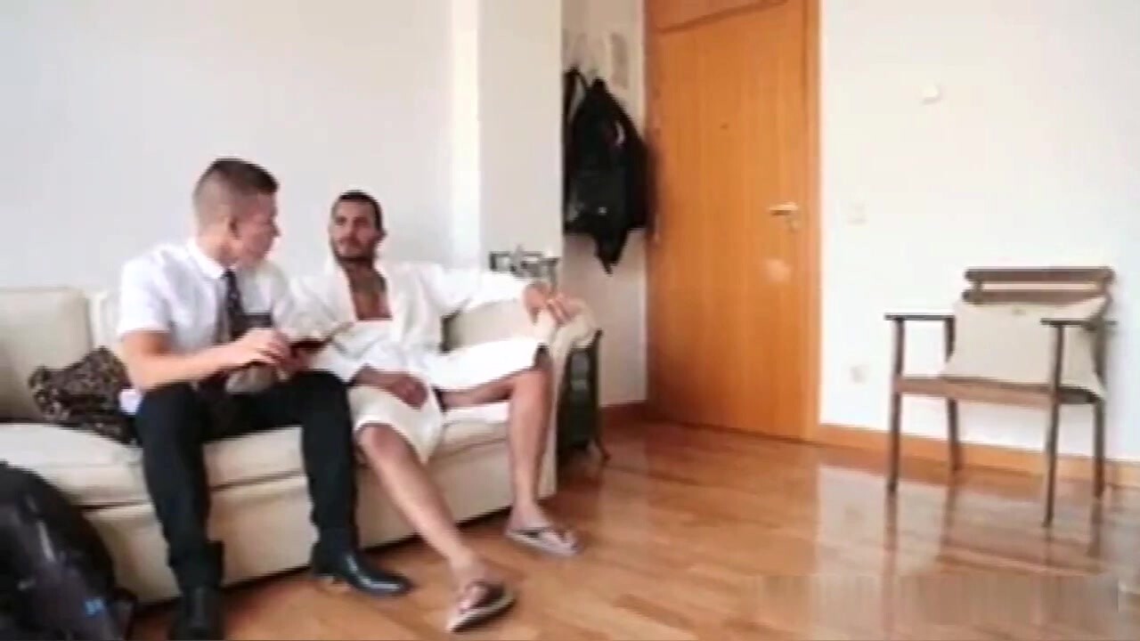 【推销员】保险推销员 上门推销 被大屌猛男勾引 推销员给客户做特舒服务 另推销员在观看