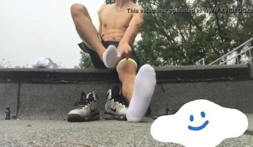 体育生在房顶上自慰捏奶头撸管精液射一地