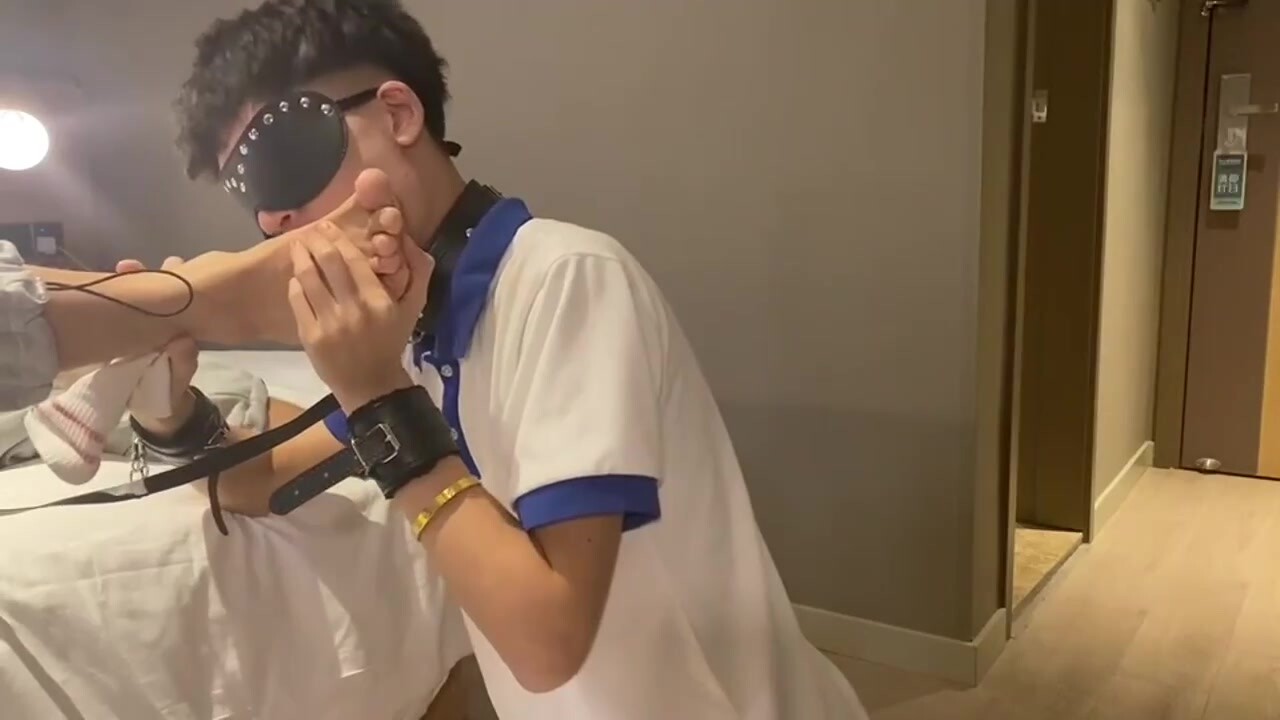 【推荐上集】渣男学长诱玩18岁直男体育生,坐奸18厘米大鸡巴颜射吞精
