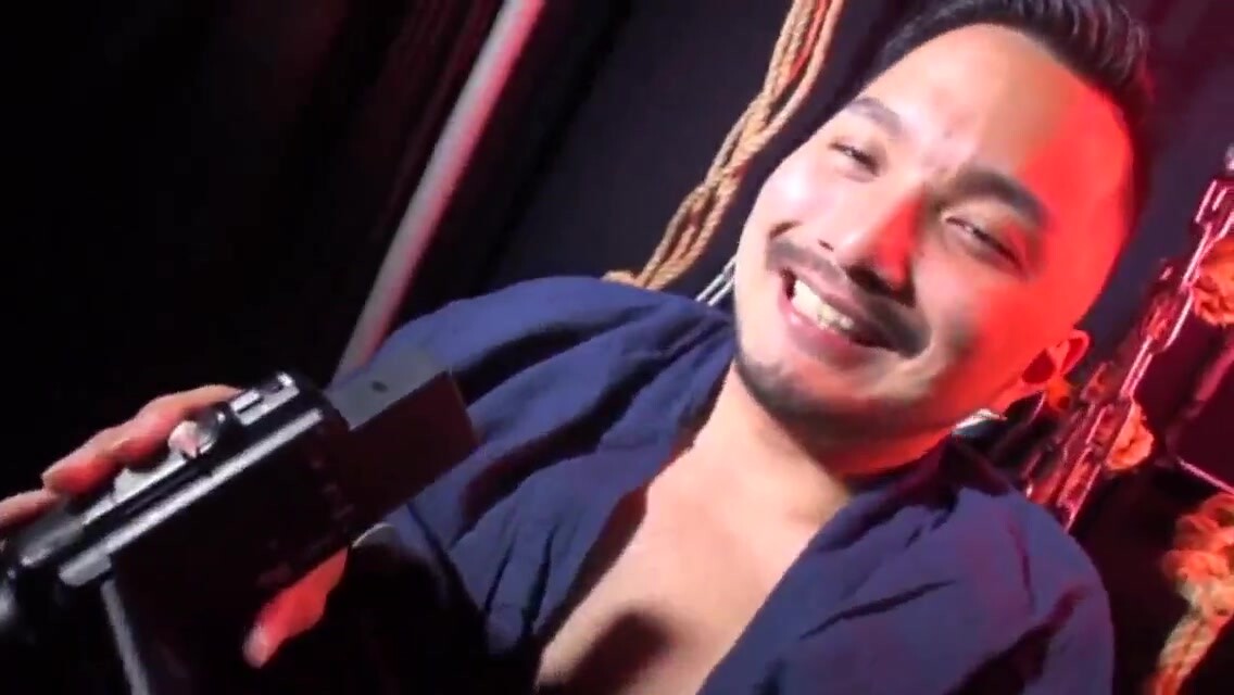 中年老板破产后卖逼营生,几根大鸡巴在逼里猛操捅得意乱情迷,看这骚逼样明显爽翻了