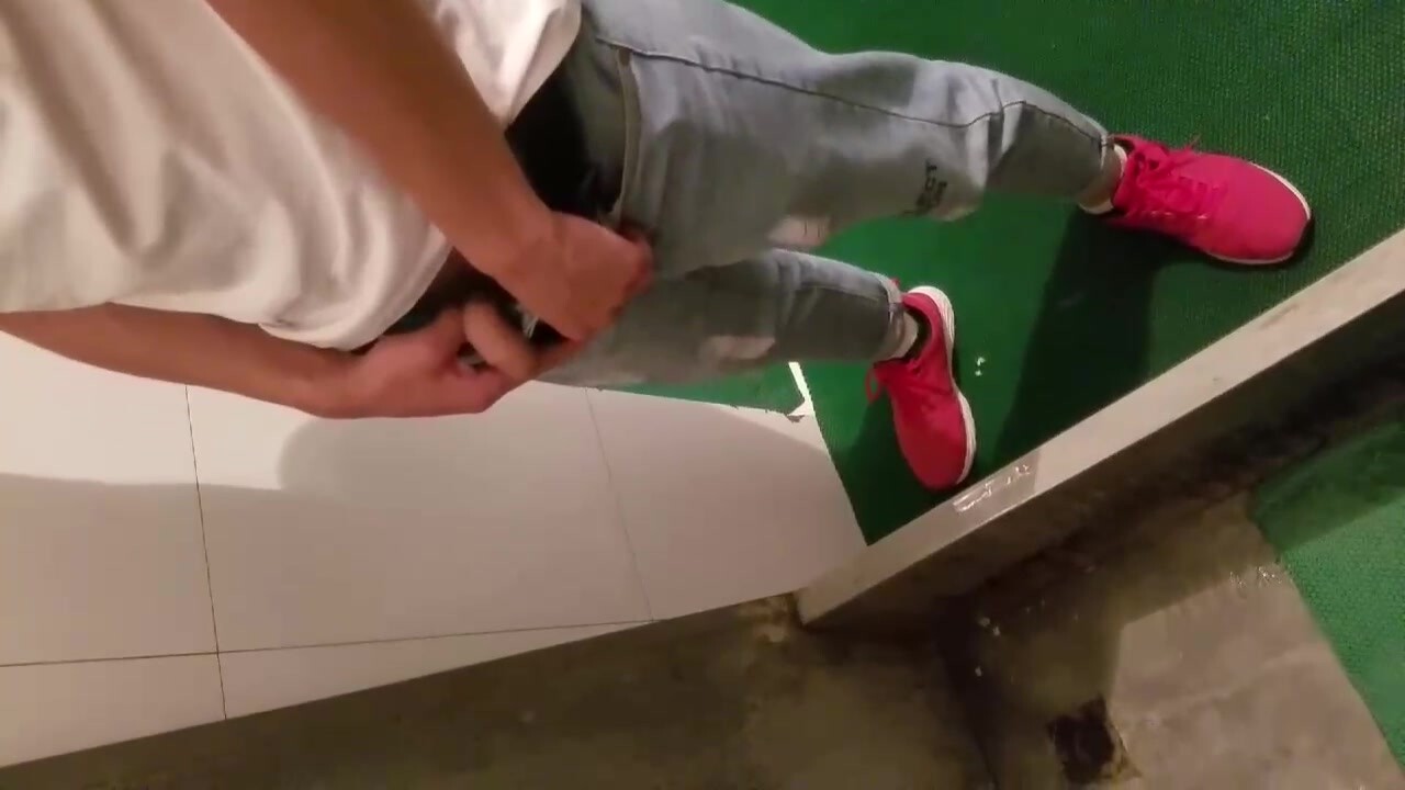 偷摄车站卫生间的小哥哥们