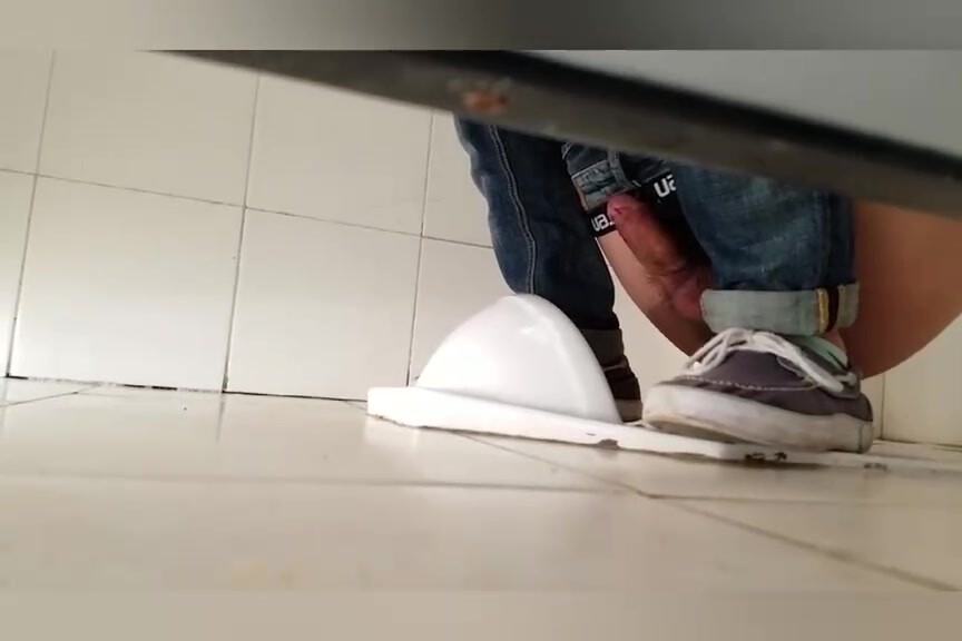 公厕偷拍直男泄欲,被警察小哥发现了