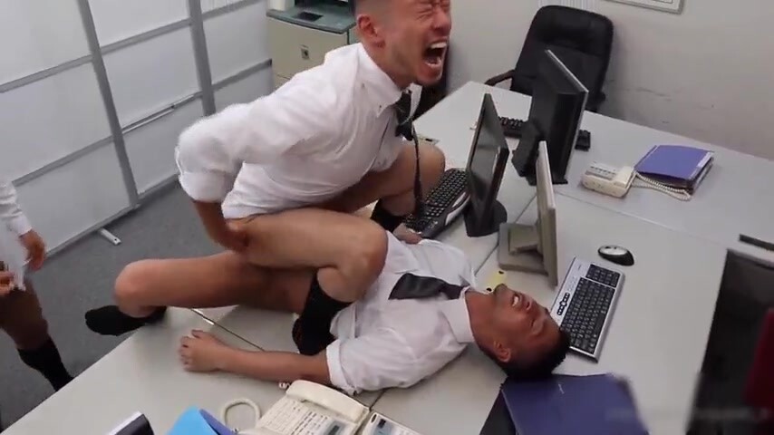 办公室内的骚狗,热心同事满足骚狗的浪穴 下集