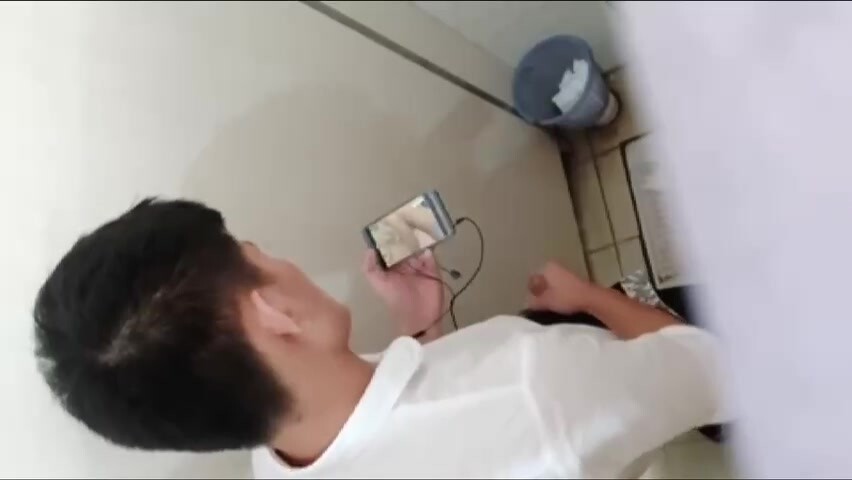 宿舍楼厕所蹲守泄欲同学第三弹,精华射手上自己舔干净