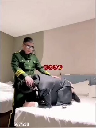 极品正装帅哥在金主爸爸的酒店房间里被调教的服服帖帖~