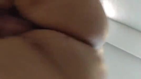 爱欠操的肉壮贱狗,被两个炮友前插后操,趴在床上肥臀被大鸡巴老公随意进出,被干得浑身力竭
