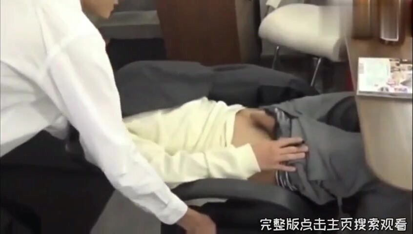 理发店诱惑顾客弟弟各种揩油成功勾引帮其开苞破处攻受初体验