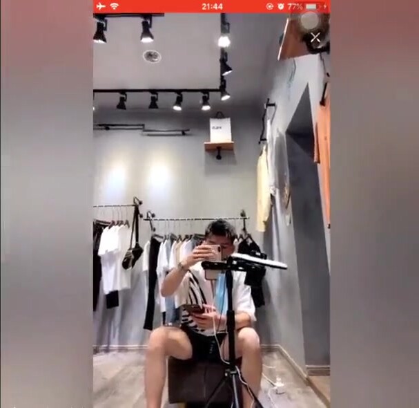 直播卖货时打飞机？肌肉型男店长给粉丝送福利辣