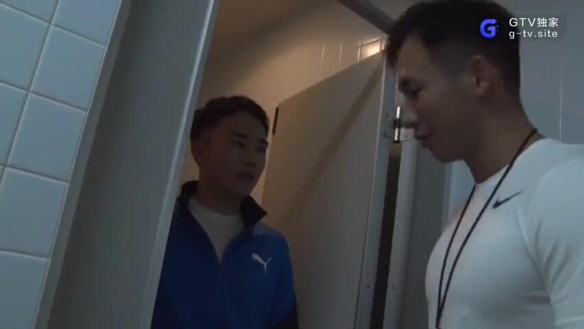 老师下课后看色情杂志打飞机,被体育老师发现带回家做爱 上集