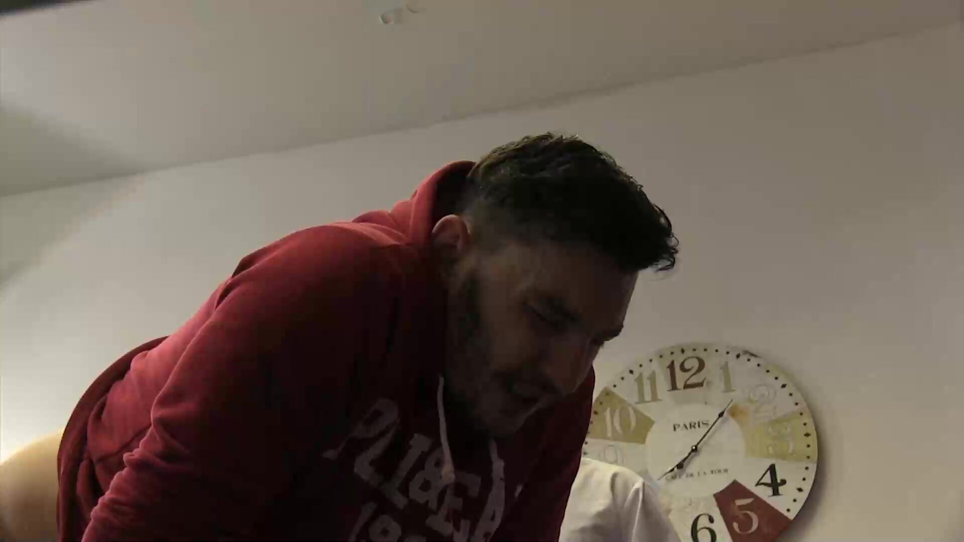醉酒哥哥欺负弟弟被老爸打屁股,弟弟又在搞破坏被哥哥拍下告诉老爸,弟弟又被打屁股