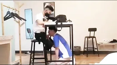 大三帅哥出来给兄弟当狗,提前跪好等着爸爸的到来,一步步勾引让兄弟精虫上脑被按在床上猛操配种