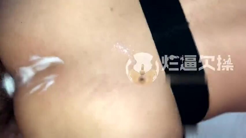 广州大黑屌操翻烂逼爆浓浆,玩到最后连攻都没力气了还在自插,饥渴的不行,真他娘的耐操
