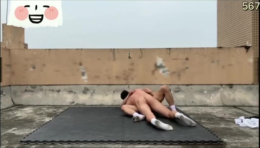 杀手剧情-两白袜小伙天台上练摔跤 结果却变成了-上