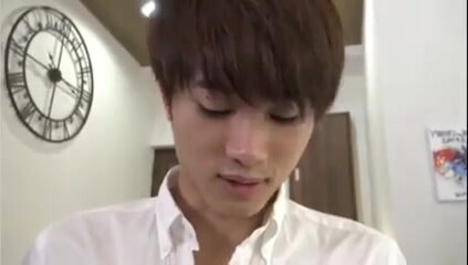 (理发店淫交) (完整版) 理发店色诱顾客弟弟_黄书套路弟弟阴茎充血美发小哥各种揩油成功勾引帮其开苞破处攻受初体验