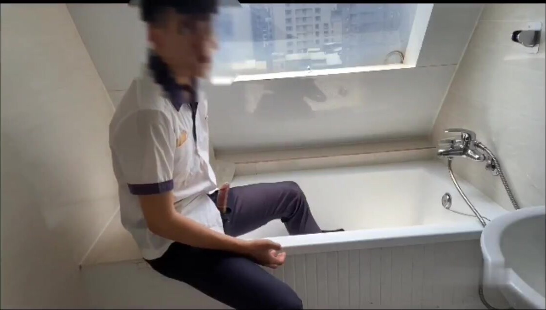 18岁的大一小帅哥,禁不住诱惑被正装男勾引操屁眼,打桩做爱嘠嘠猛,操完还问会不会怀孕