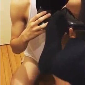 主人调教性感奴隶,奴只能拼命舔主人的皮鞋