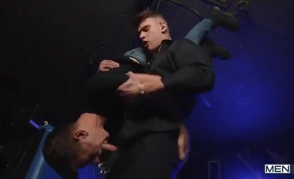 勾引绝色肌肉酒保被反制,倒立强制深喉后内射骚逼