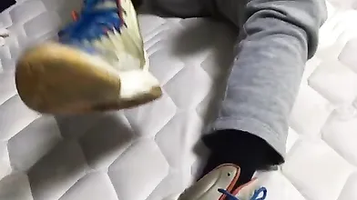 篮球生弟弟竟然用球鞋打飞机