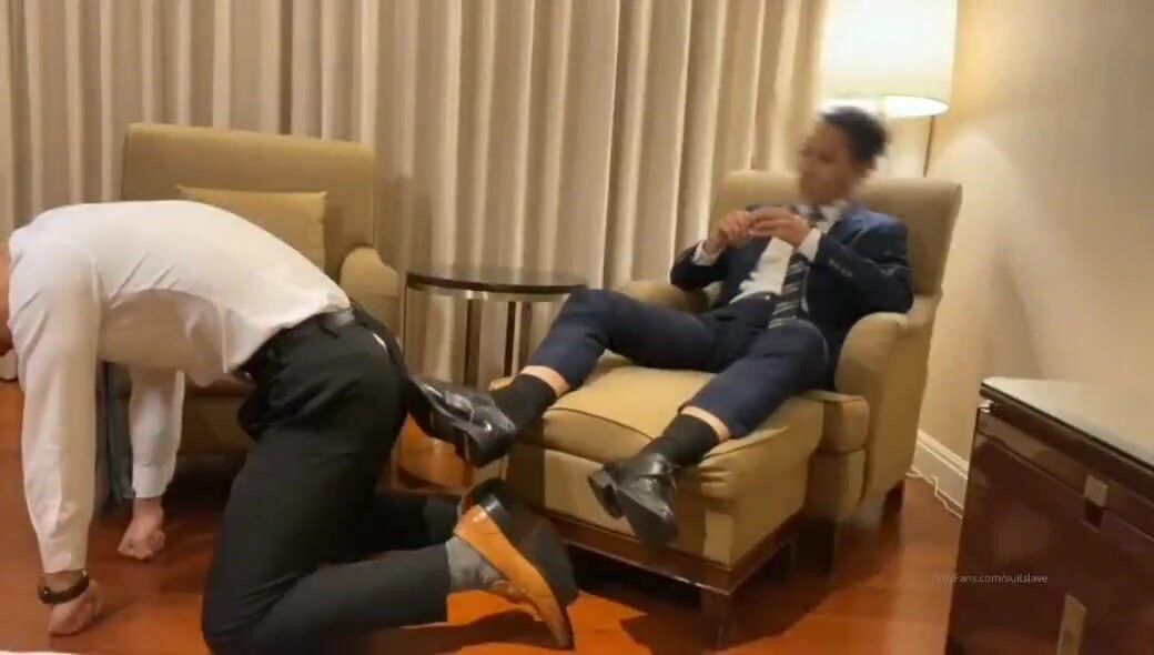 为了平息老板怒火,只能穿着开裆西裤被老板操射(上)
