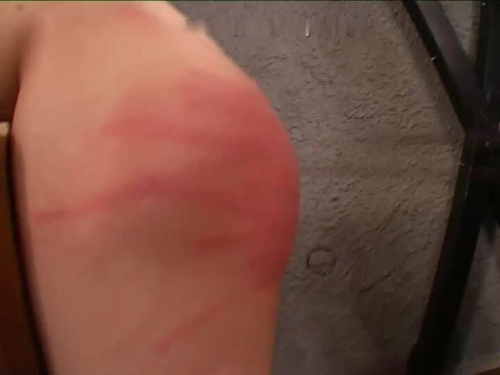俄罗斯贱奴在牢房熬不住寂寞口交,被主人看见怒绑在凳子上让他深喉并抽打他的屁股,最后让贱奴操他菊花