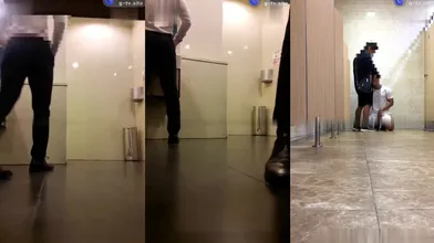 公厕暴露疯狂露出,玩弄自己肉棒不停勾引陌生人让随意玩弄,给他舔射